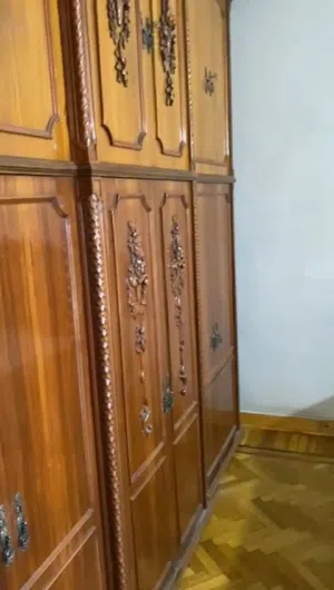 غرفة نوم دمياطى خشب زان اصلى بحالة ممتازة وبسعر مغرى للبيع لدواعي السفر