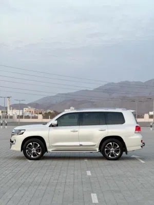 جيب لكزس لاند كروزر GX موديل 2021 - فل كامل - دفع رباعي - لون أبيض داخلي بيج