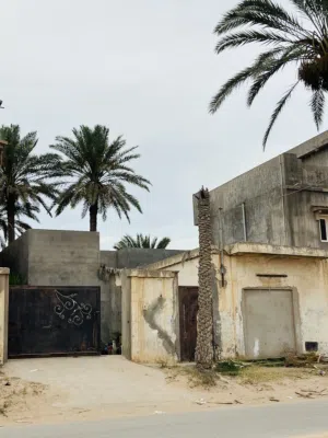 قطعة ارض 260 متر مربع يوجد عليها منزل وقراج
