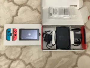 جهاز نينتندو سويتش (Nintendo Switch) مستعمل بكامل ملحقاته والكرتون - بحالة ممتازة