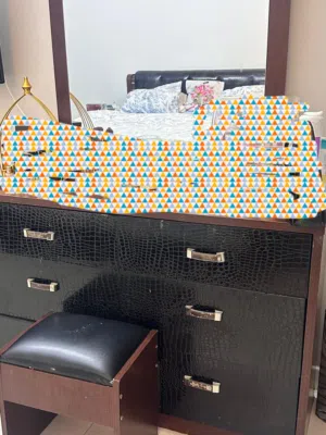 غرفة نوم بحالة جيدة وسعر مناسب للبيع