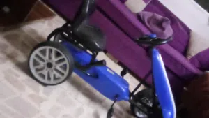 سيارة للبيع الطفل