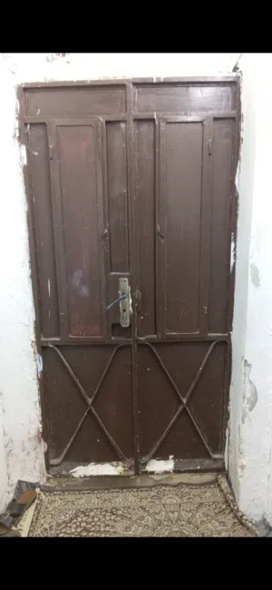 باب حديد ثقيل