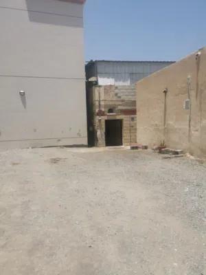 فرصه نادره للبيع منزل شعبي في منطقه الشرادي بالسيب قريب البحر بسعر 23500 لأول مره بيعه مستعجله