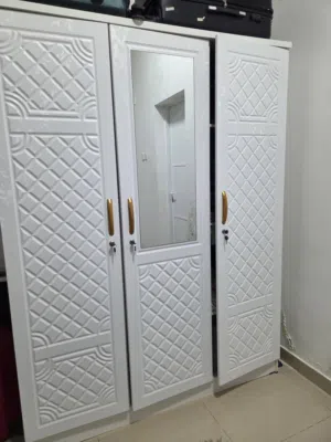 خزائن 3 أبواب بحالة ممتاز (Good and clean  three doors Wardrobe )