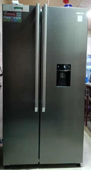 Two-door refrigerator, under warranty, almost new, lightly used, silver color, Geepas brand