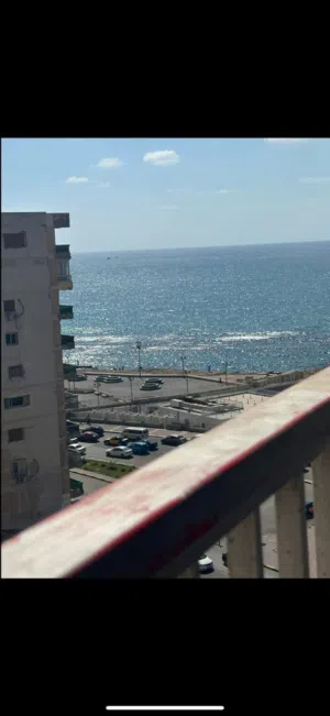من المالك ع البحر اول عقار متفرع للبحر مكيفه مطبخ كامل وسط جميع الخدمات فيو مفتوح جميع الكماليات
