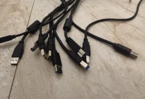 مجموعة من كيبلات مختلفة للكمبيوتر وشواحن حسب في الصورة جديد وشبه جديد أصليه