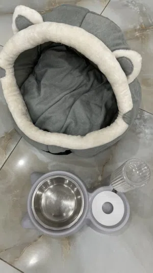 للبيع بيت ( منزل ) قطط + صحن وعاء اكل وماء اثنينهم ب 5