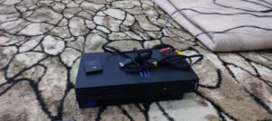 جهاز بلاي ستيشن جيل 2000 نظيف يشغل اقراص مهكر فري ريجن للبيع