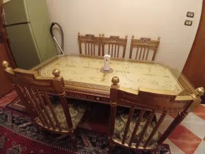 سفره و معها 6 كراسي بحاله جيده