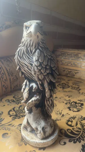 مجسم على شكل صقر