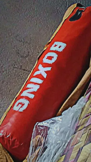 چيس ملاكمة+چفوف للبيع مستعملات قليل كلش طوله متر وزنه 40كيلو نشارة خشب چفوف قياس 12oZ