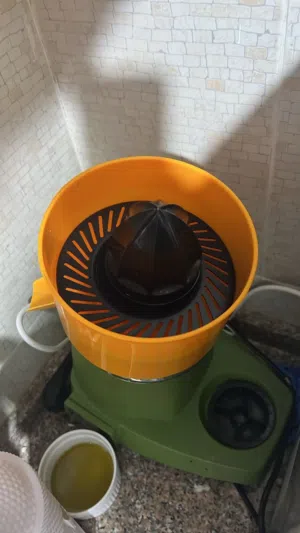 عصارة برتقال وليمون كهربائية تجارية + طاولة ستيل غذائي