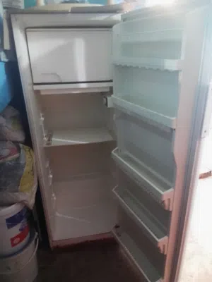 ثلاجة مستعمل. لاكن محركها لديه سنة مند تغييره