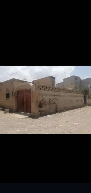 على شارعين مجلس واربع غرف وحمامين  وحوش تسع سيارة وبستان صغير وصاله ومطبخ ودكان صغير مع خزان ارضي عل