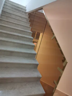 فني زجاج  سكريت ومرايا خدمة جميع مناطق الكويت
