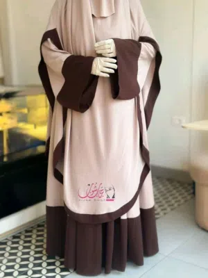 طقم “سَجى” عباية فضفاضة سوستة صغيرة عند الصدر كاب فضفاض مريح نقاب + شريطة حواجب خامة