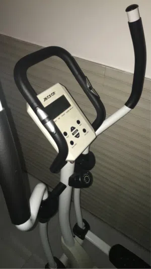 جهاز رياضي كارديو نضيف ما عليه شي