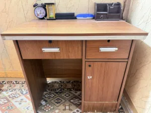 ميز مكتبي للدراسة عدد 2 وكراسي للدراسة عدد4