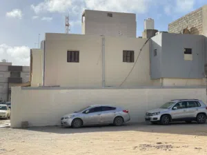 منزل للبيع دورين واجهتين قدامه واسعيا في السوق الجمعه منطقة الهاني قرب صيدلية العالمين والهاني مول