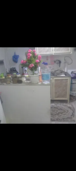 شقة للإيجار حولي نظيفة جداً مؤسسة بالكامل غرفة صالة حمام مطبخ متاحة شارع بيروت خلف المسجد علي الدوار