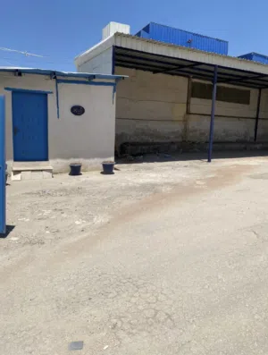 مستودع مع ساحه للإيجار