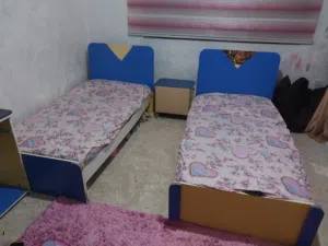 للبيع غرفة مكونه من خزانه سحاب  وكمودينة وتسريحه بدون تخوت بسعر 30 دينار  للتواصل