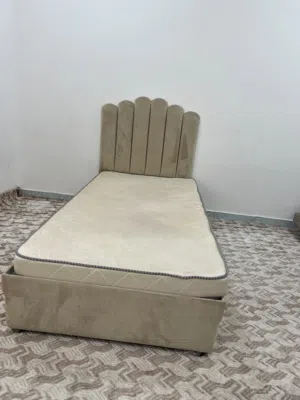 للبيع سريرين نظاف مع المراتب