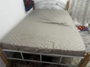 سرير للبيع