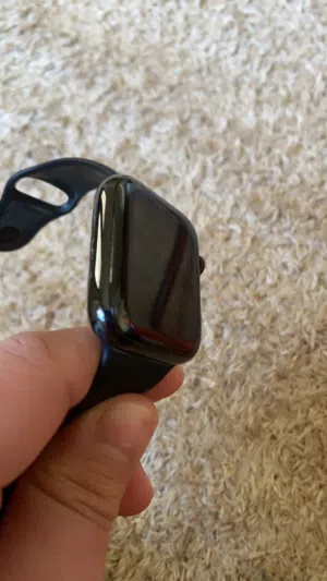 Apple Watch Series 5 (44mm) - بحالة ممتازة وكامل ملحقاتها
