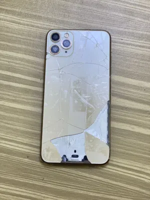 ايفون 11برو ماكس للبيع مكسور فقط ضهر مامبدل ولاقطعه بي بطاريه 73 بلاديه هيه وشاشه فقط الضهر