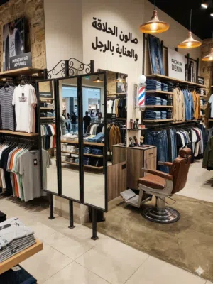 متوفر لدينا مرايا بحالة جيدة جاهزة للتركيب، بتصميم عملي يناسب محلات الملابس وصالونات الحلاقة.