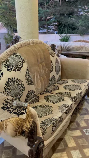 طقم كنب مستعمل يحتاج الى القليل من الصيانه