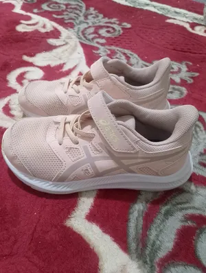 حذاء بناتي ماركه asics لون وردي مميز مقاس 30 يلبس تقريبا 6 سنوات صناعه فيتناميه مريح وخفيف جدا