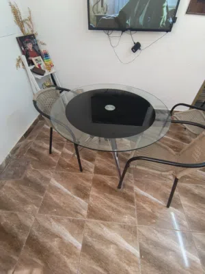 طاوله سفرة صغيرة سيكوريت لون اسود مع كرسيين ثقيله للبيع