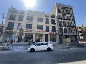 شقق و مكاتب حديثة للايجار _ حي الجامعة _ شارع الشبوط (85 متر عن شارع الربيع)                       .