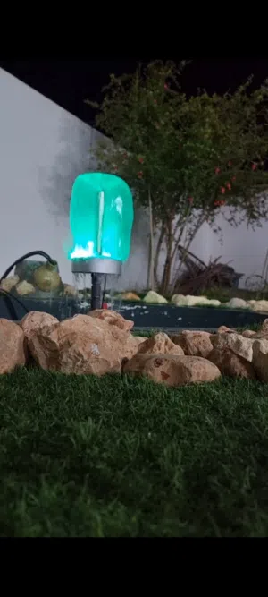 نافورة بالاضاءة وفيها بخار