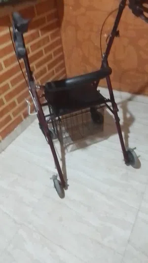 كرسي جلد متنقل الكبار مستورد و معاها باسكت