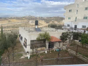 ارض مع بناء قائم مستقلة