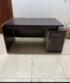 ميز مكتي جدا نضيف بعده بل جيس
