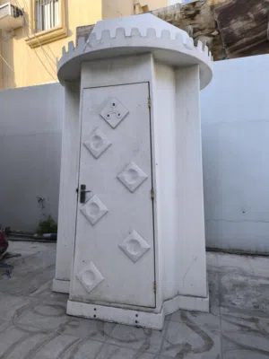 حمام خارجي مع خزان ماء