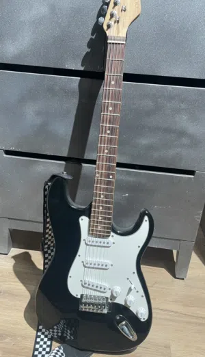 جيتار إلكتروني بحاله ممتازه