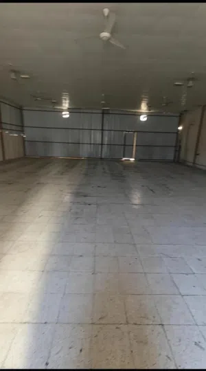 للايجار مبنى مخزن مع محلات وسكن عمال Warehouse with shops and workers' accommodation