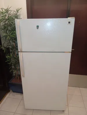 ثلاجة وايت وستنغ هاوس بيضاء صناعة أمريكية مستعملة نظيفة كهرباء 110 V.