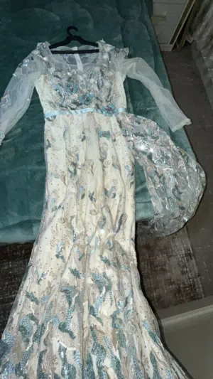 فستان أنيق وفخم مناسب للمناسبات �