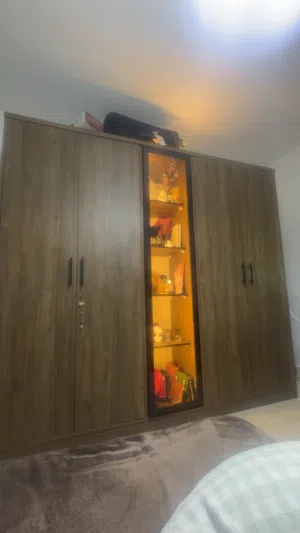 خزانه مستعمل لفتره 6 شهور فقط فيه حالة ممتازة ، تفصيل ، معها lead اضاءة ، البيع بداعي السفر