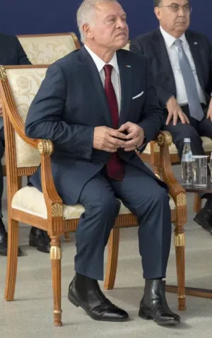 بدله المانيه ملوكيه للبيع Royal suit  German SIZE_46 السعر المكتوب دون الكندرة # والربطه