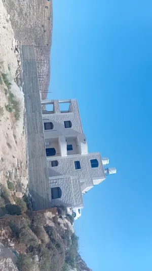 4 Bedrooms . 3 Bathrooms . 400 m22