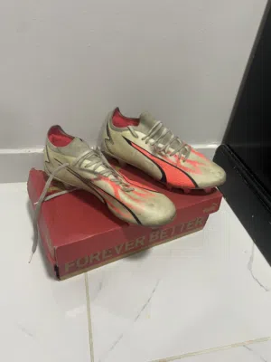 حذاء كره قدم بحاله جيدا جدا يوجد به خياط لكي لا يتمزق من الاسفل المقاس 44 او 43 بوما غير اصلي